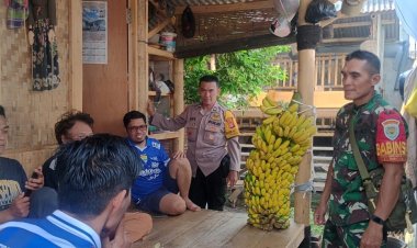 Interaksi Babinsa Koramil 2401/Rancaekek Kodim 0624/Kab.Bandung Ciptakan Kekompakan dengan cara  Komsos